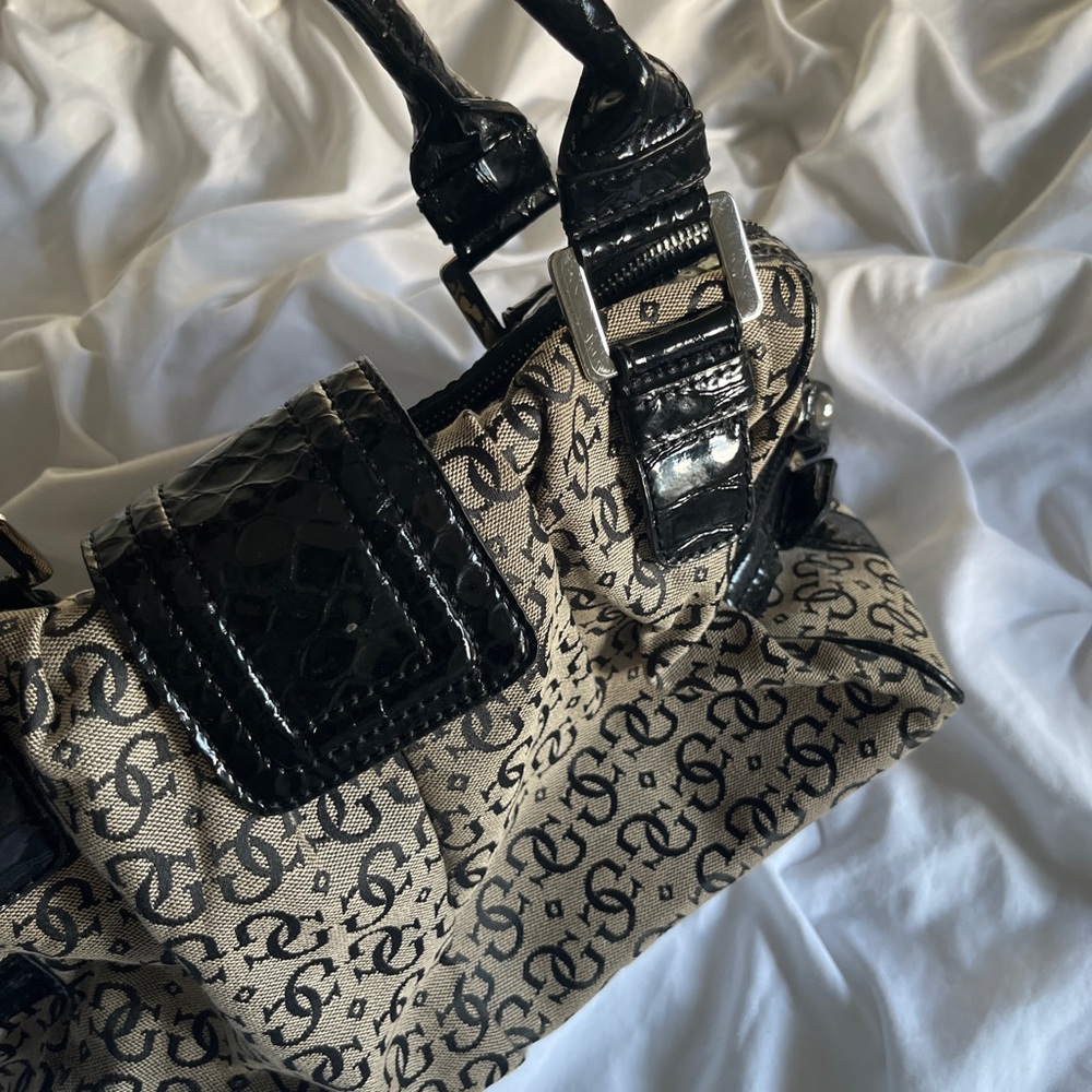 Vintage GUESS Black and Cream Women's HandBag 👜💕 - Picture 4 of 8